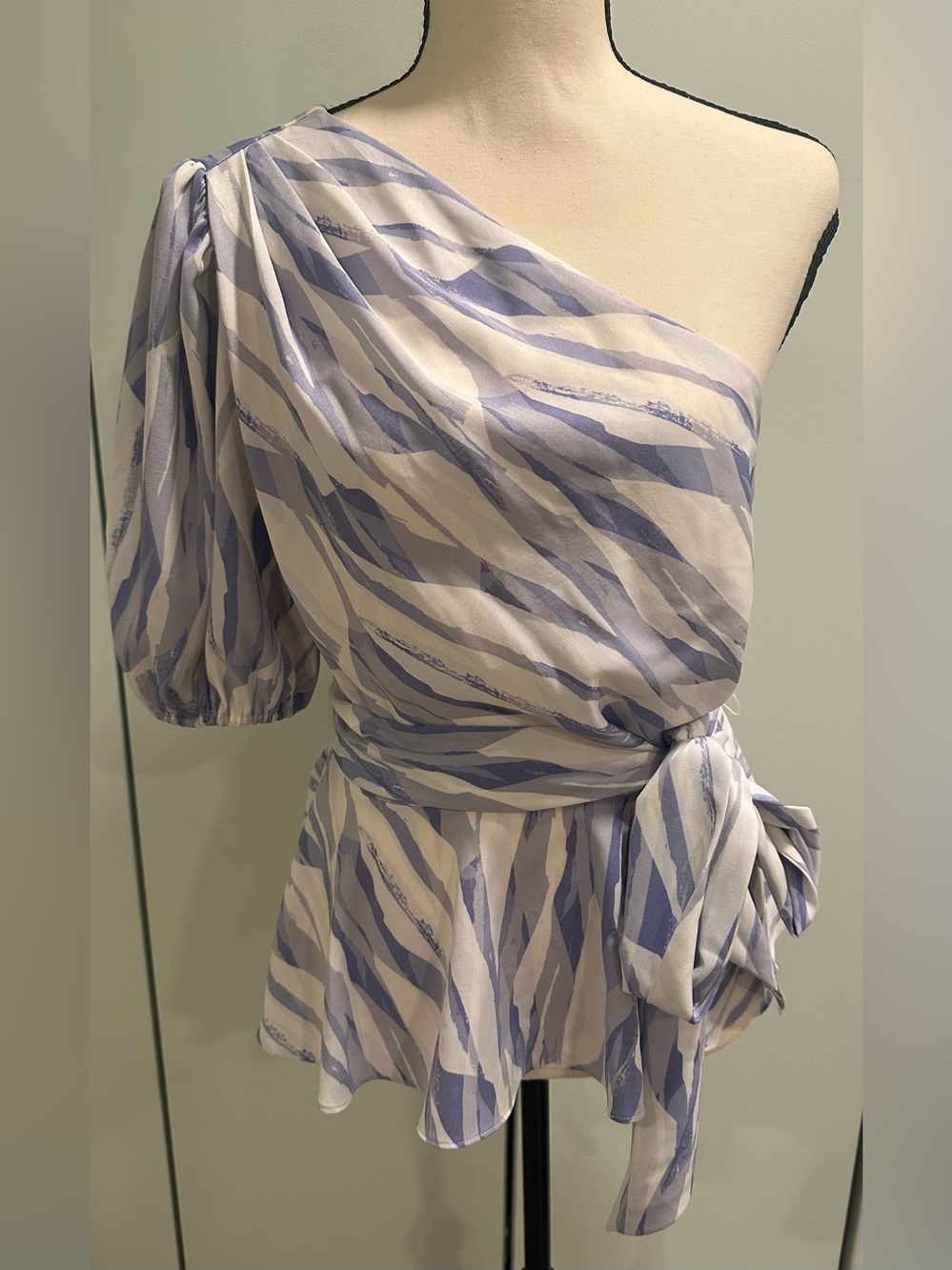 NWOT NINE WEST Size M Womens Purple & White Zebra One-Shouldered Peasant Blouse